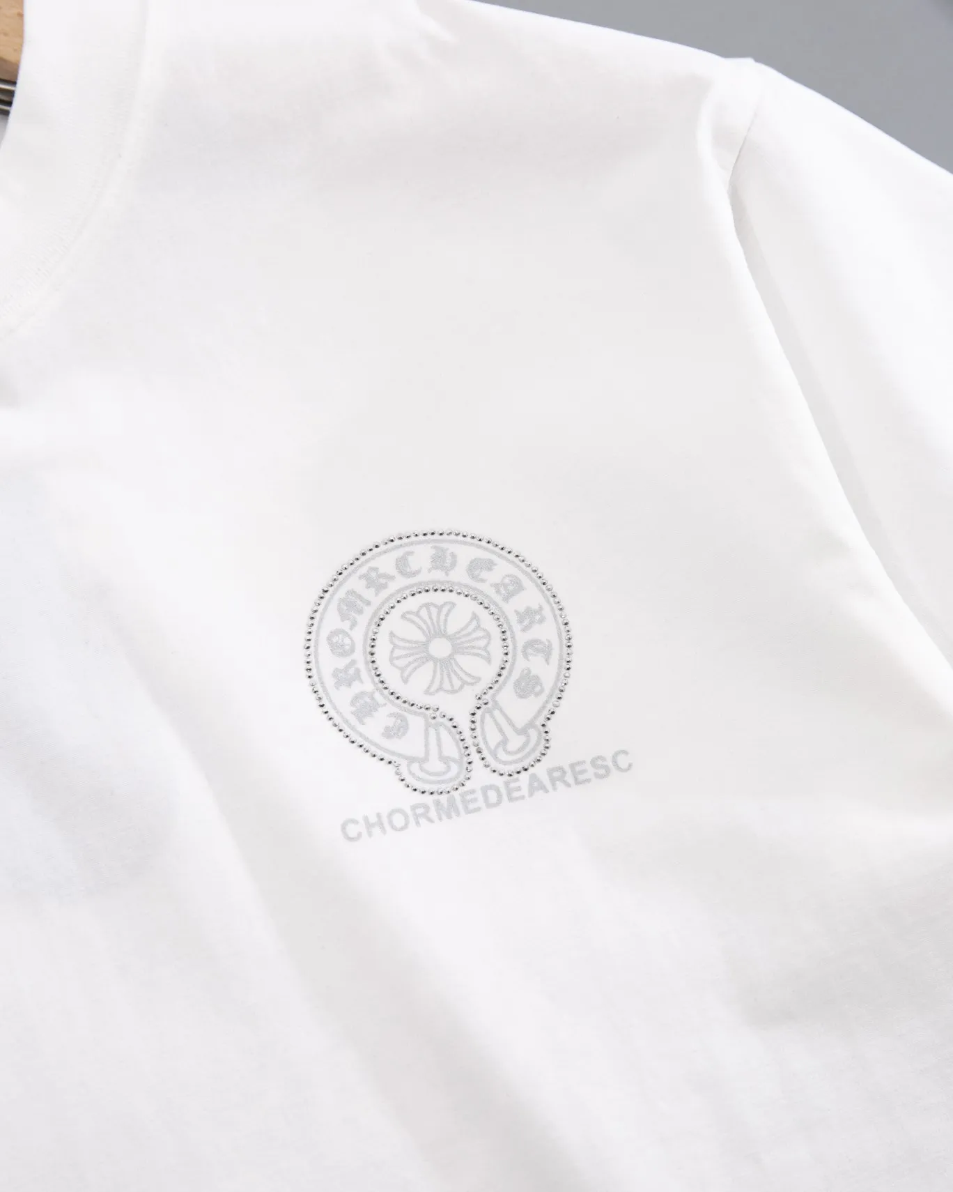 P190 💰 CHROME HEARTS hot-drilled short-sleeved T-shirt. High-end hot-drilled flower craftsmanship with front and rear logos. The fabric is comfortable and soft, with high-end washing. The ribs are custom-dyed in the same vat. Three standards are complete, the official website is synchronized, and the original mold is opened. The same style for men and women. It is also a practical item that is necessary for daily use. Color: Black White Pink Size: S M L XL
